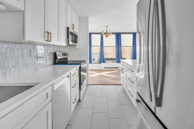 Building Photo - 5445 N Sheridan Rd