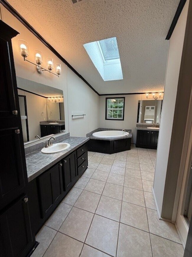 Building Photo - Available Now Spacious 3 Bedroom Home on P...