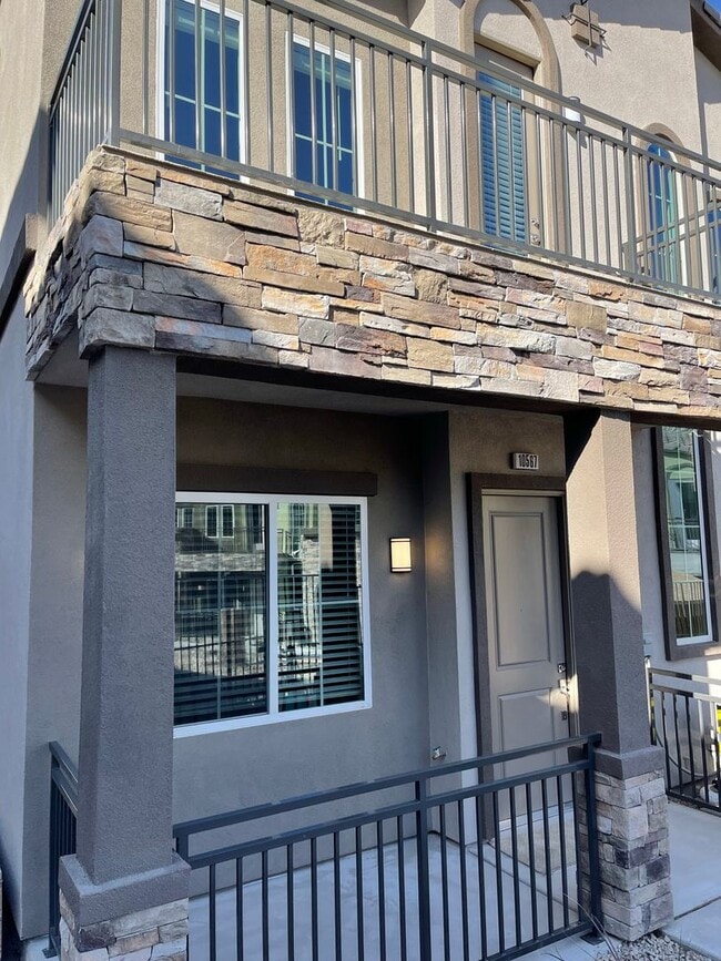 Building Photo - Beautiful Townhome in Providence Gated Com...