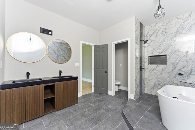 Building Photo - 1409 Northwest Dr NW