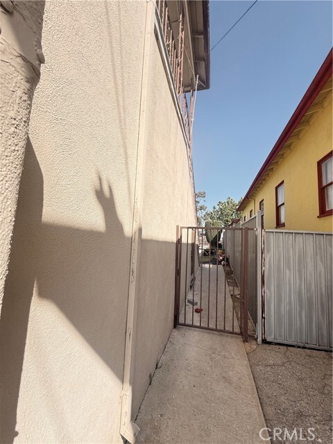 Building Photo - 2431 W Beverly Blvd