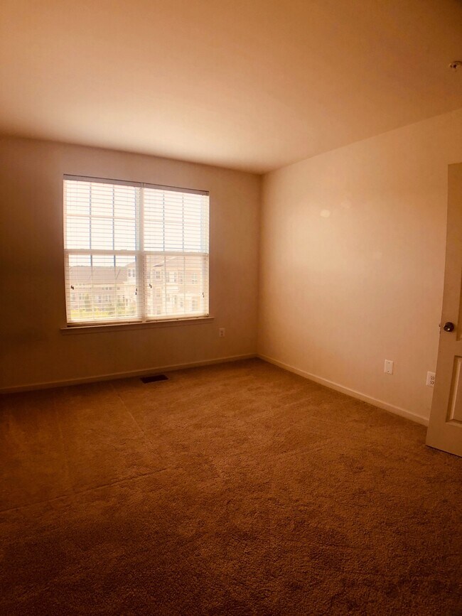 Building Photo - Beautiful and large 3 BR 2.5 BA townhouse/condo