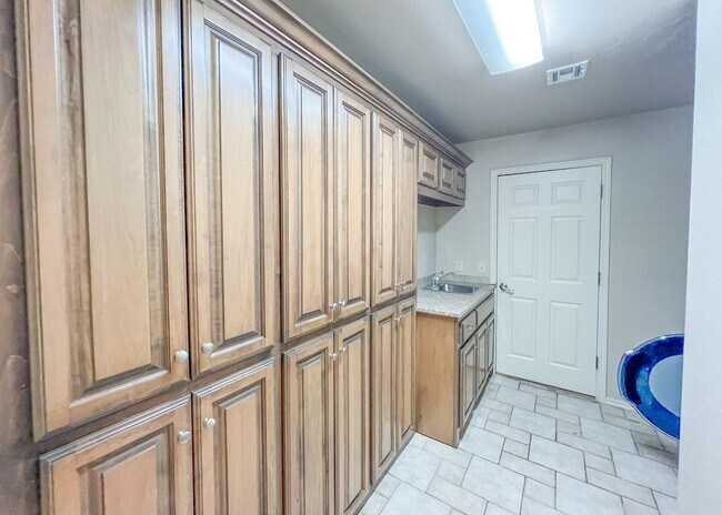 Building Photo - $1000 OFF FIRST MONTHS RENT | Wonderful layout in Fenwick Garden Village!