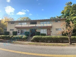 Building Photo - Charming 2-Bedroom Multiplex in the Heart of Portland - A Must-See!