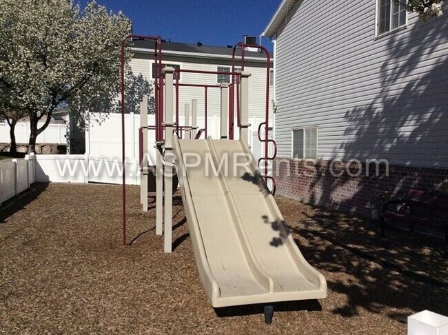 Building Photo - W Jordan Nice 3 Bed 2 Bath Townhome with pool