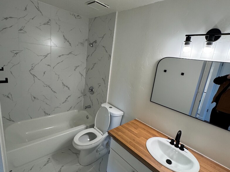 Building Photo - 174-180 W Foxbridge Dr