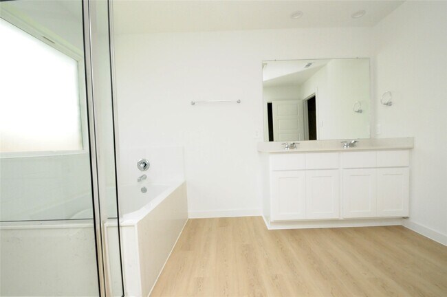 Building Photo - 1410 Island Grove Dr