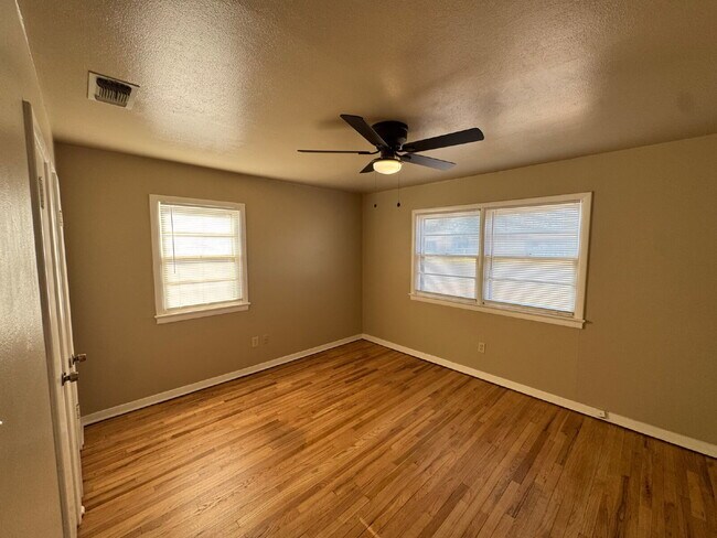 Building Photo - House Located Within Minutes Of Medical District & Elementary!
