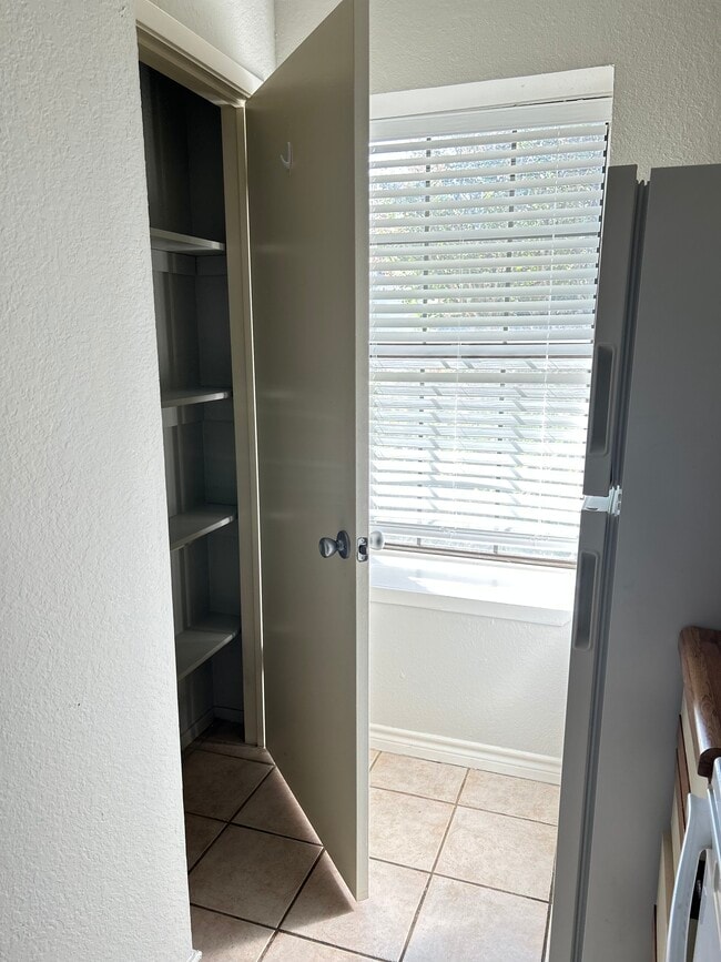 Building Photo - 644 W Collins St