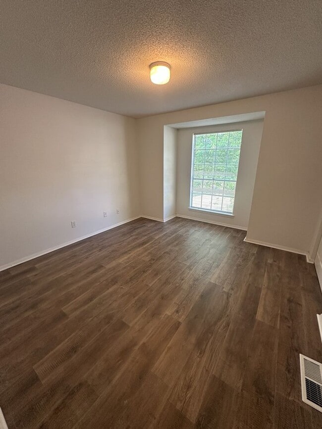 Building Photo - Freshly Renovated - 2 Bedroom | Pet Friendly