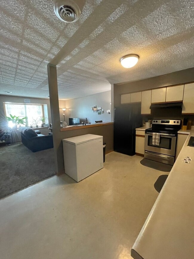 Building Photo - Great Townhome! Close to Campus!