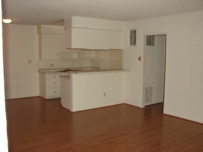 Interior Photo - 817 S. St. Andrews Pl