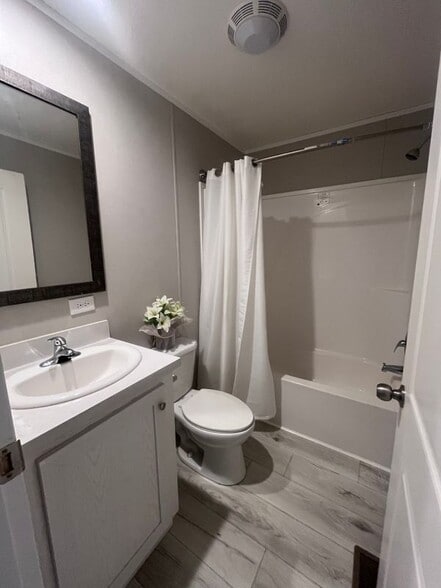 Building Photo - 344 Boyne St