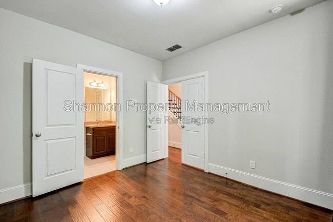 Building Photo - 720 N Shepherd Dr