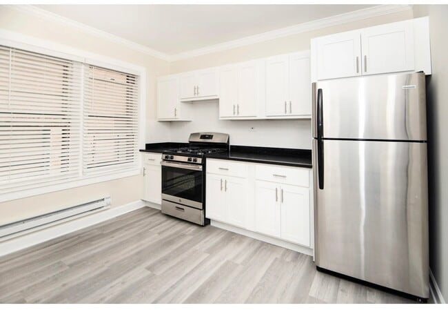 Building Photo - 837.5 W Cornelia Ave