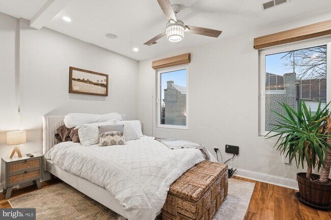 Building Photo - 331 W St NE