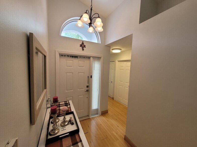 Building Photo - 10674 Oak Bend Way