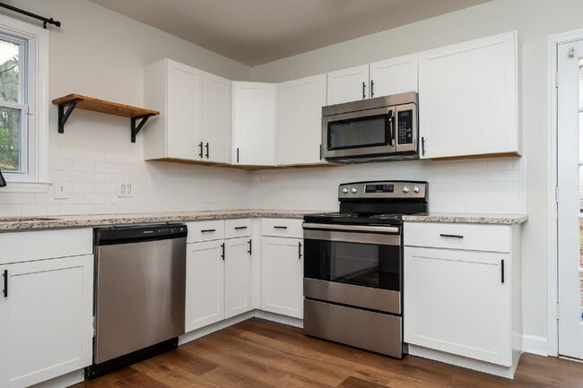 Building Photo - Beautiful 3 Bedroom, 2.5 Bath Home Tucked Away on Cul-de-Sac $1,825/mo rent