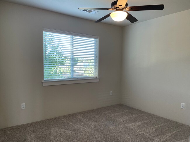 Building Photo - Gorgeous 4 Bedroom 2.5 Bath Home-A Must Se...