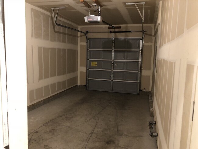 Building Photo - Beautiful Townhouse in Prime Tigard Locati...