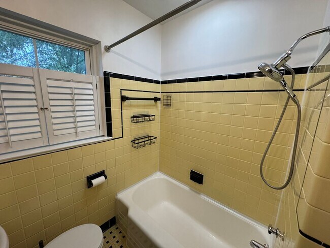 Building Photo - 1401 Montford Dr