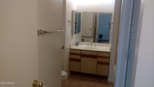 21. Private bath - 33 W Missouri Ave