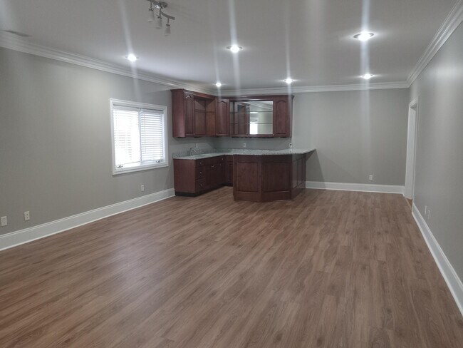 Building Photo - 3376 Woodhaven Dr