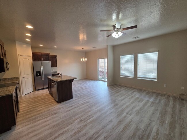 Building Photo - Large 4 Br - like new under $2k!