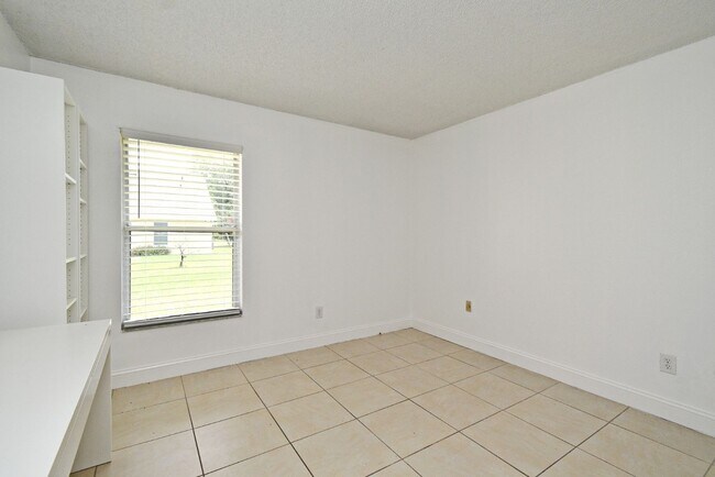 Building Photo - 1,850 Sq Ft 3-Bed, 2-Bath Orlando Home – L...