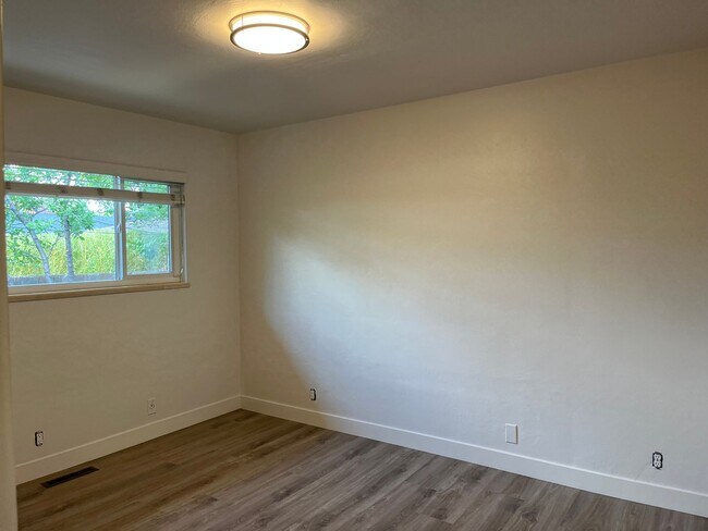 Building Photo - 2 Bedroom / 1 Bathroom Duplex in Old South...