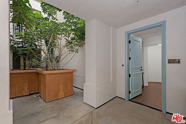 Building Photo - 5625 Crescent Prk W