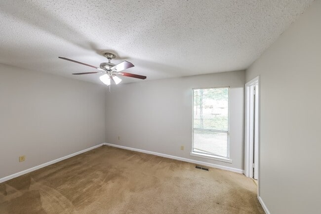 Building Photo - Gorgeous 4 Bedroom with Spacious Backyard