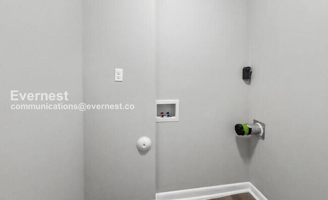 Building Photo - 2 Bed, 1 Bath Home with Fenced Yard / Available Now!