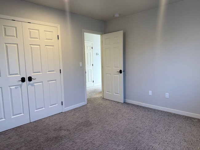 Building Photo - Stunning 4 Bedroom West Valley Townhome - $500 SPECIAL MOVE IN CREDIT