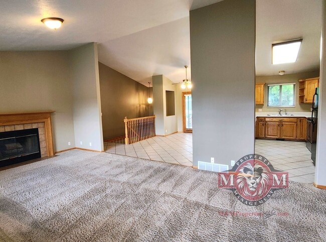Building Photo - 5 BD 3 BA 2900 sq ft HOME IN DRAPER.