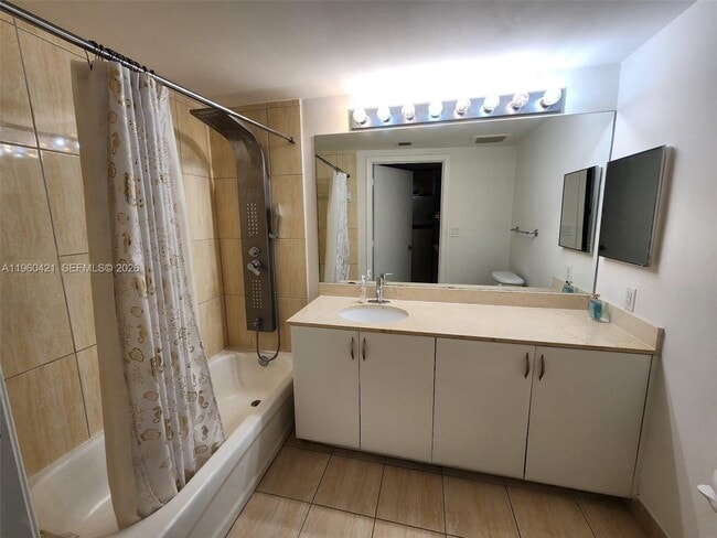 Building Photo - 1750 N Bayshore Dr