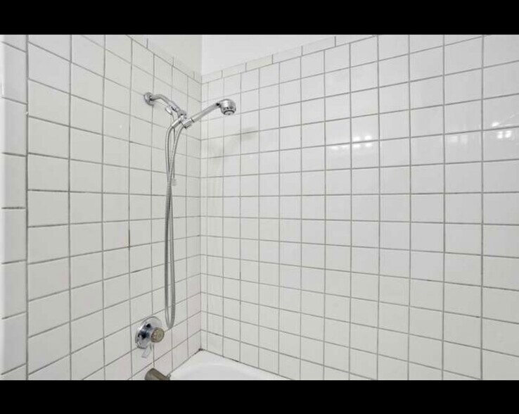 Building Photo - 15210 Shadybend Dr
