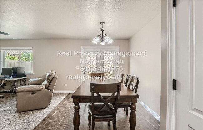 Building Photo - 1795 E Whitetail Dr