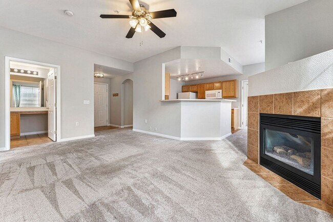 Building Photo - Ground Floor! No Stairs! 2Bed / 2 Bath Condo in Englewood!