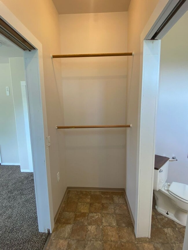 Building Photo - 2 Bed, 1 Bath House with Laundry Across fr...