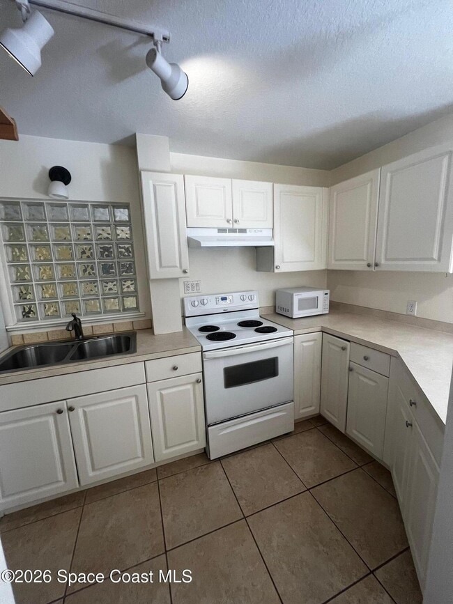 Building Photo - 11195 Roseland Rd