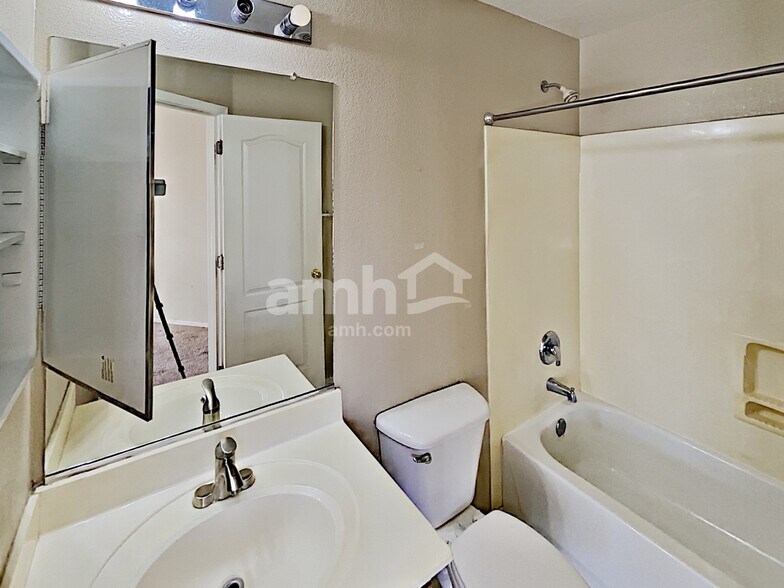 Building Photo - 30300 N Royal Oak Way