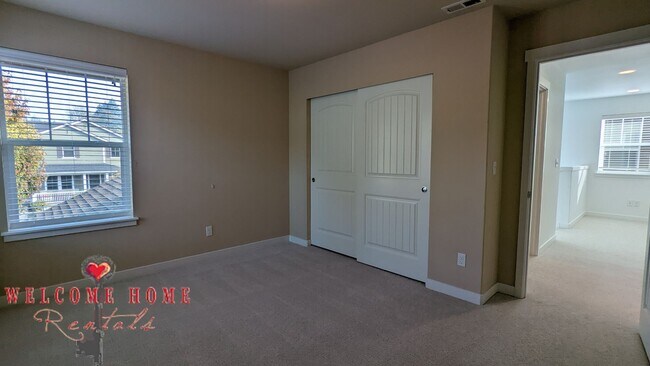 Building Photo - Beautiful open floorplan with FOUR large b...