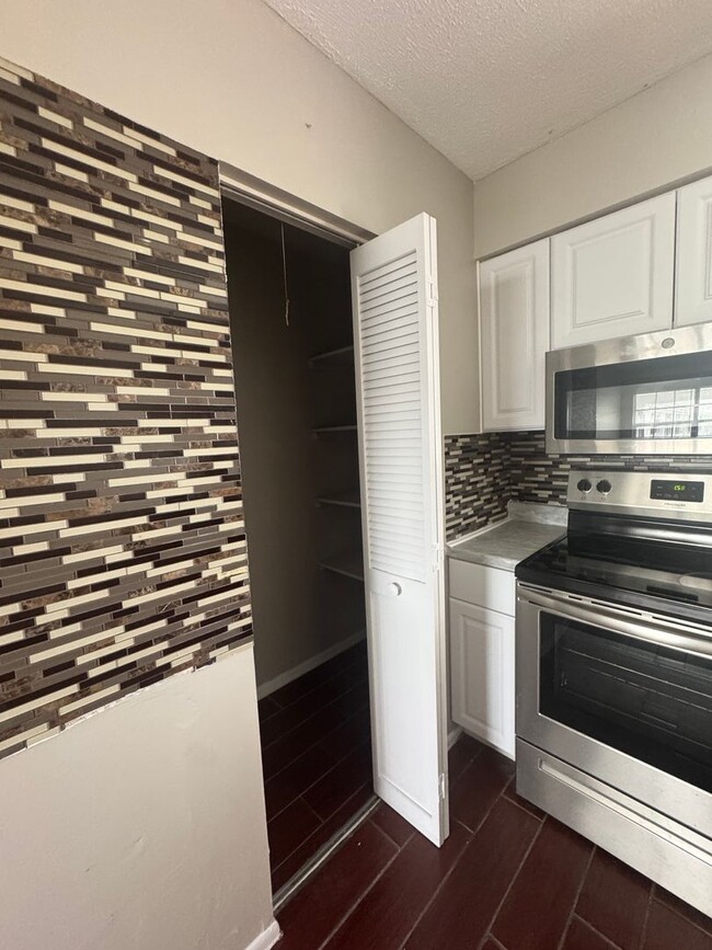 Building Photo - 1 Bed/1 Bath Second Floor Condo in recently renovated apartment community!