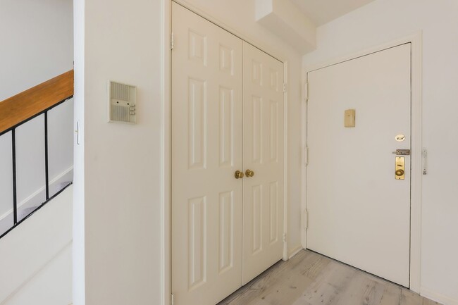 Building Photo - Loft Living at McLean Gardens 1BR plus Lof...