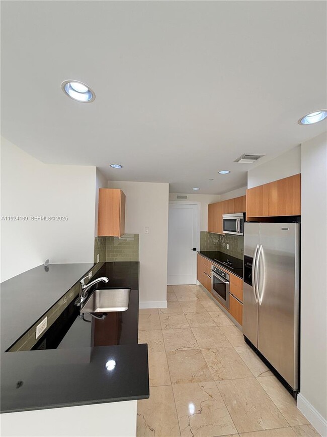 Building Photo - 1060 Brickell Ave