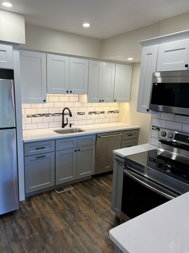 Kitchen - 2 - 149 W Kenilworth Cir