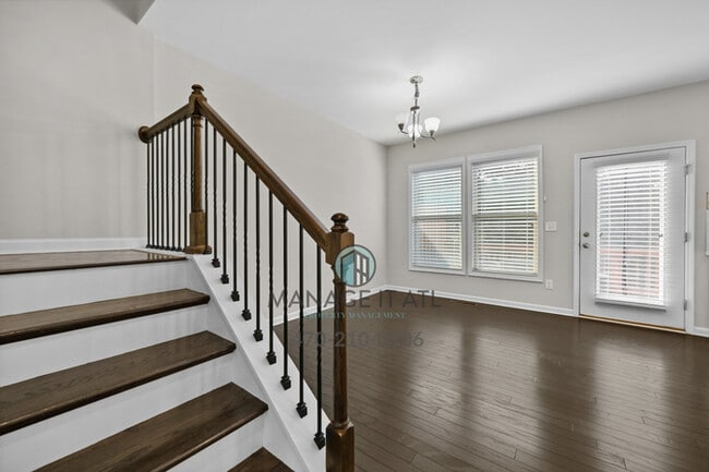 Building Photo - A beautifully maintained 3-bedroom, 3.5-ba...