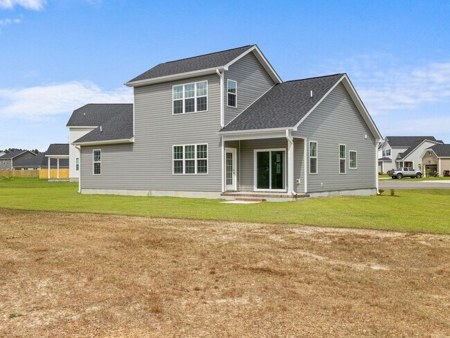 Building Photo - Towne Pointe Beauty!