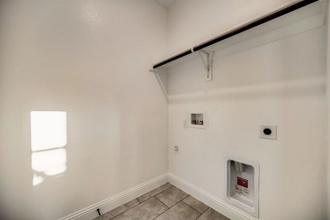 Building Photo - Checkout This 4 bed 2.5 bath 2827 sqft - Paloma Creek Beauty!!!